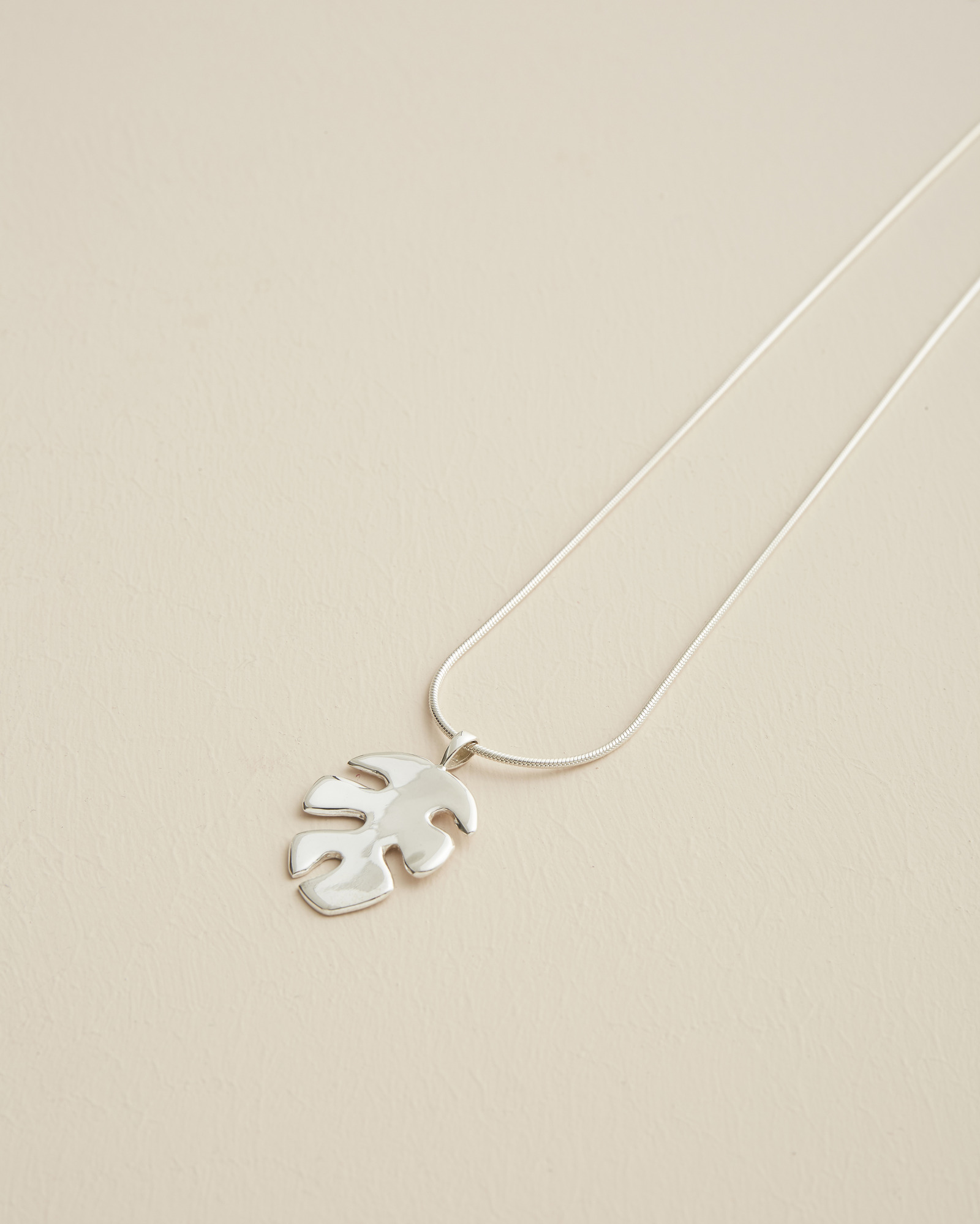 monstera necklace 