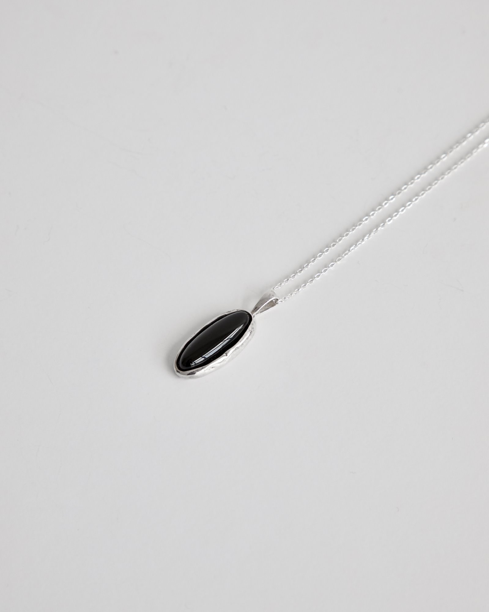 oval necklace (black)